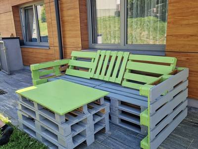 Outdoorpausenraum aus Palettenmöbeln Bild