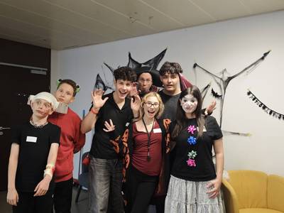 Halloweenfeier für ukrainische Flüchtlingsfamilien Gruppenbild