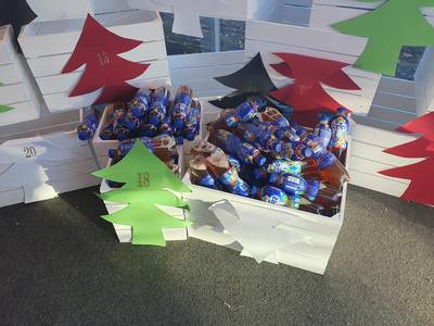 Größter begehbarer Adventkalender Gruppenbild